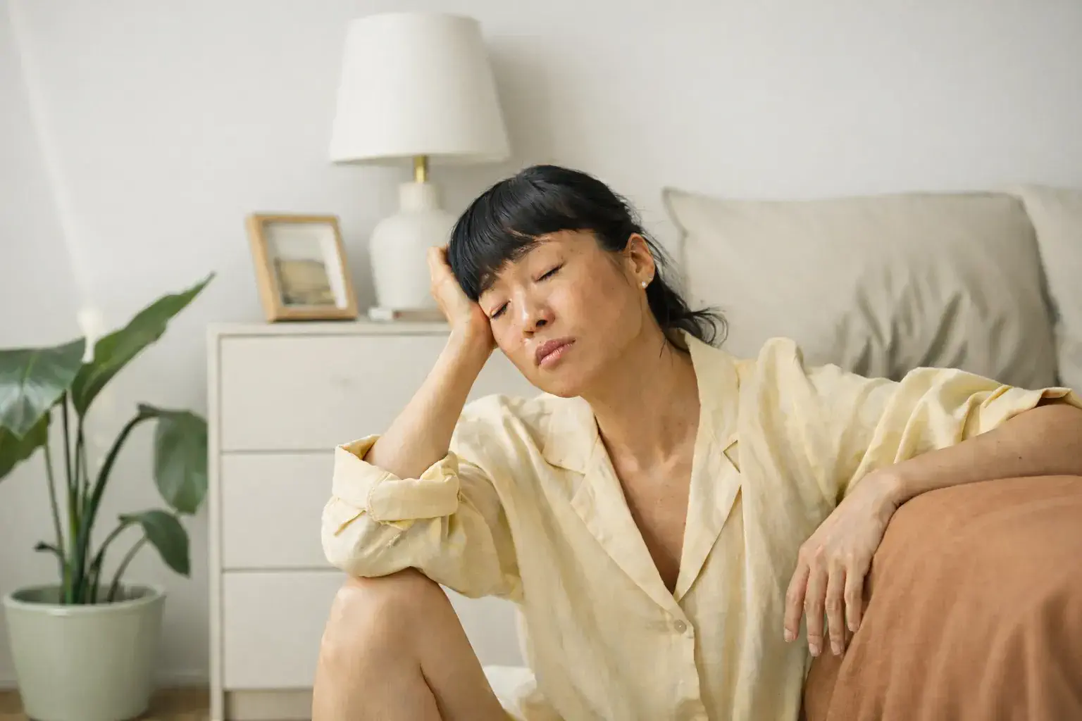 Burn-out et repos impossible: une personne épuisé(e) tente de se reposer mais reste en tension, signe d’hyperéveil